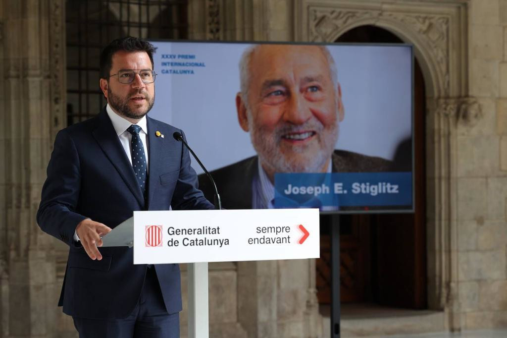El president de la Generalitat, Pere Aragonès, anunciant el Premi Internacional Catalunya a l'economista Joseph Stiglitz. — Generalitat de Catalunya