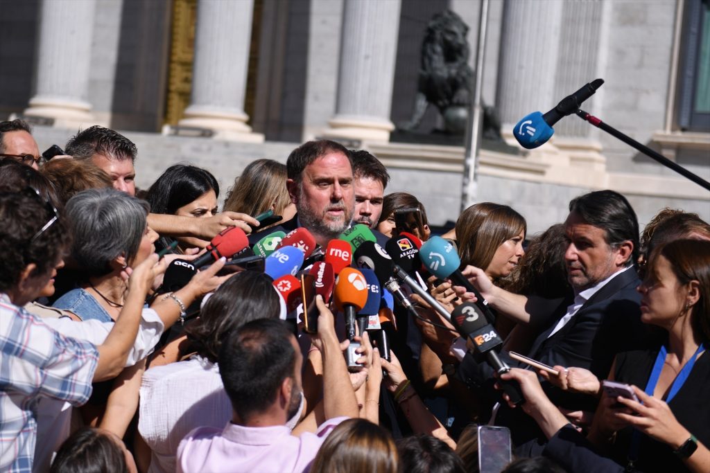 El presidente de Esquerra Republicana, Oriol Junqueras, ofrece declaraciones a los medios tras mantener una reunión de trabajo con los grupos parlamentarios de su partido. -FERNANDO SÁNCHEZ / Europa Press
