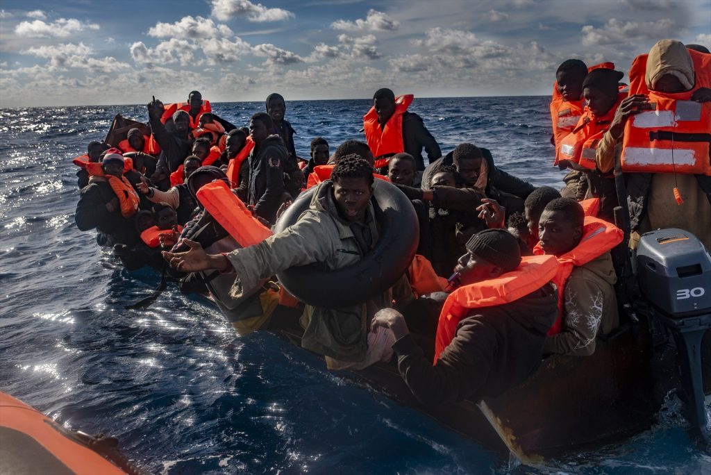 Diversos migrants en una embarcació, el 3 de gener de 2024, a la Mar Mediterrània. Antonio Sempere / Europa Press