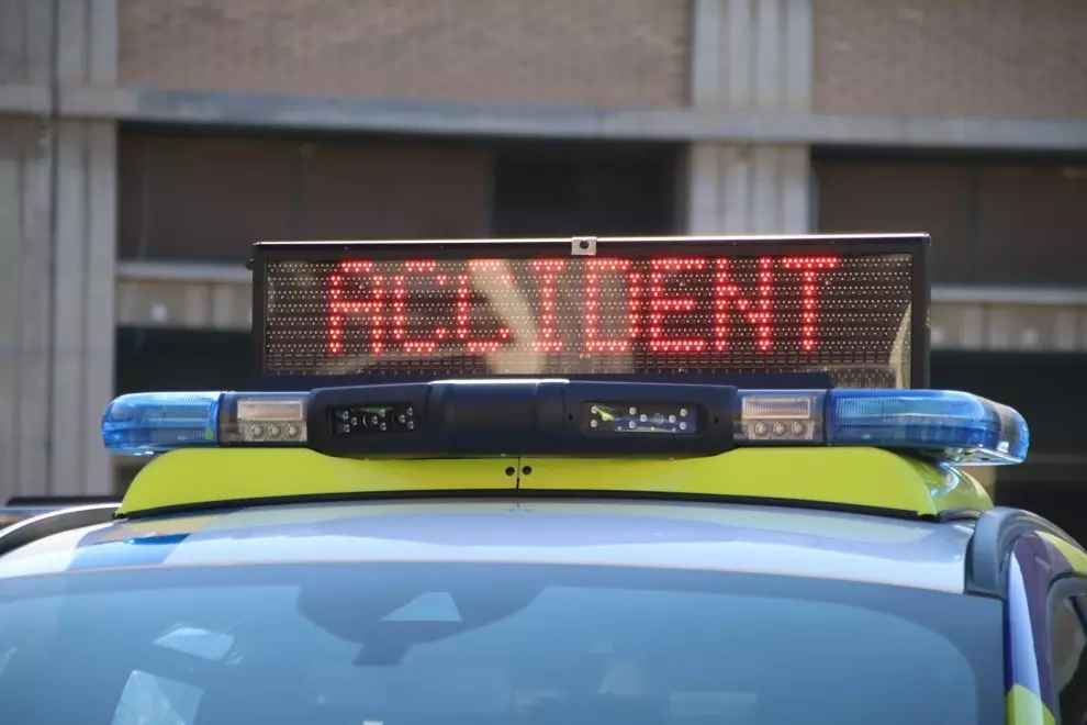 Un panell d'un cotxe de la Guàrdia Urbana mostra la paraula 'accident'. — Blanca Blay / ACN