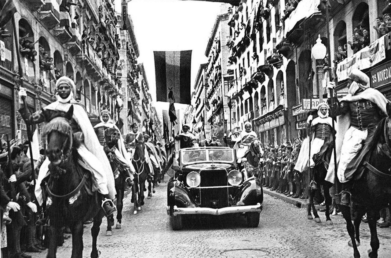 Comitiva del dictador Franco al seu pas pel carrer d'Alfonso I, arribant a la plaça del Pilar de Saragossa el 1946. Acompanyat de l'anomenada Guàrdia Mora que estava composta per ciutadans marroquins i va exercir d'escorta de gala del General colpista fins al 1958. - flickr