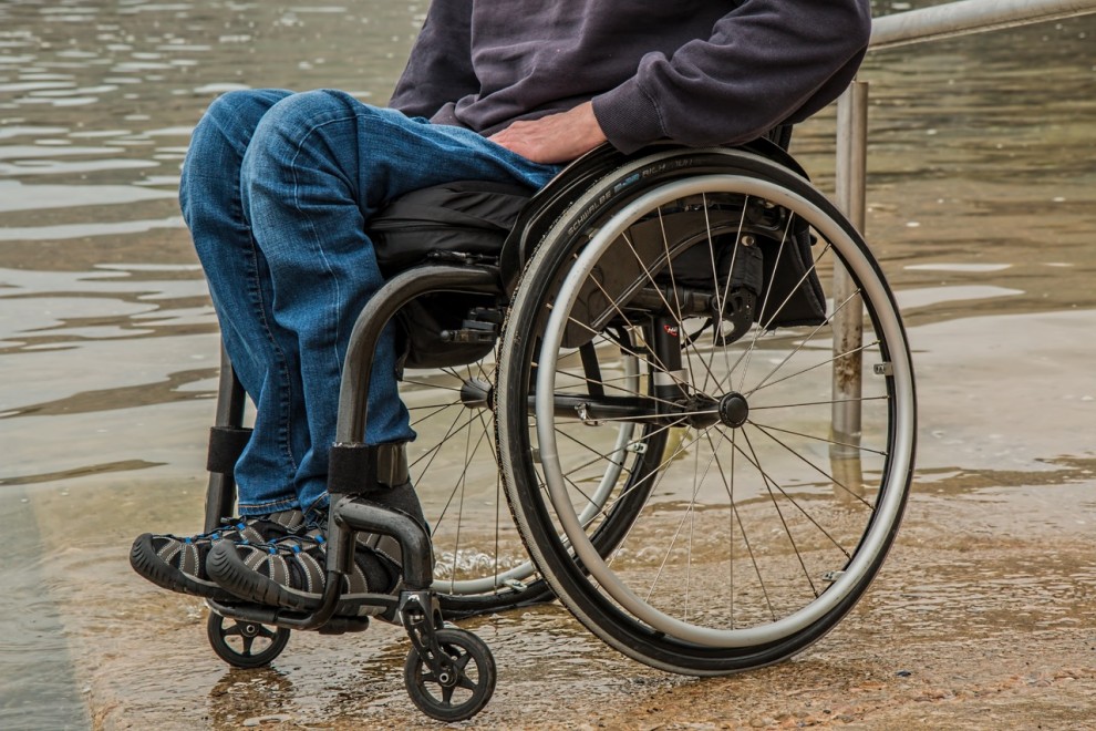 Una persona afectada per l'ELA en cadira de rodes. — PxHere