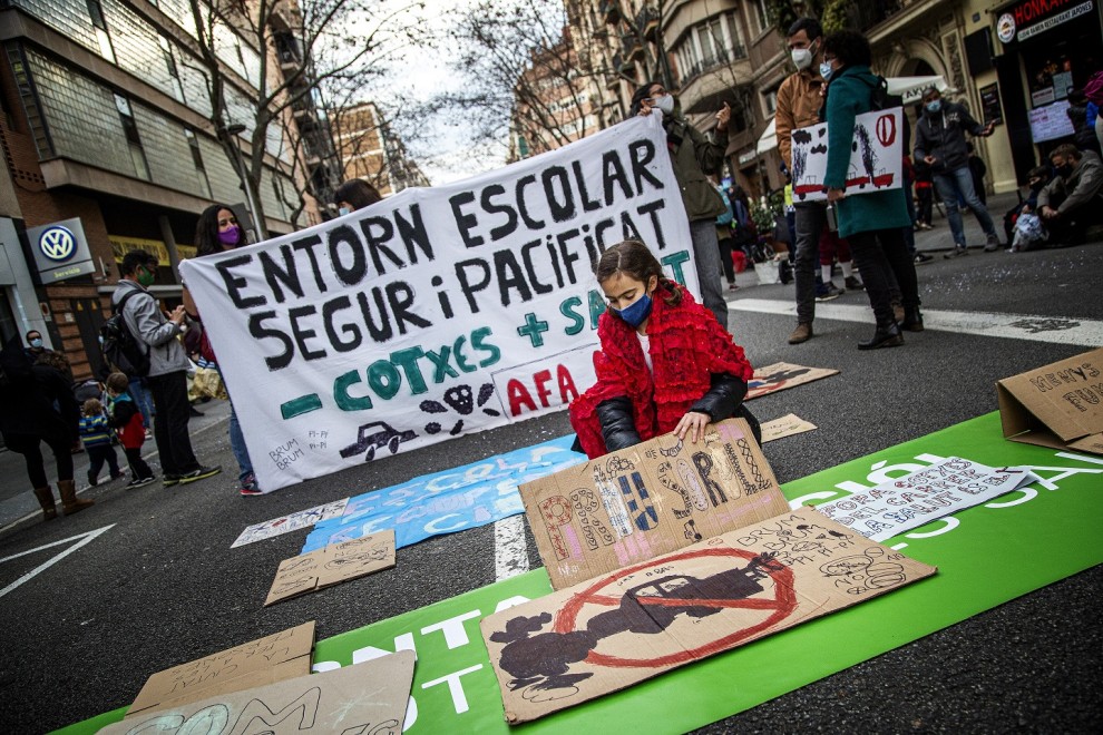 Mobilització davant de l'Escola Auró a Barcelona. — Montse Giralt