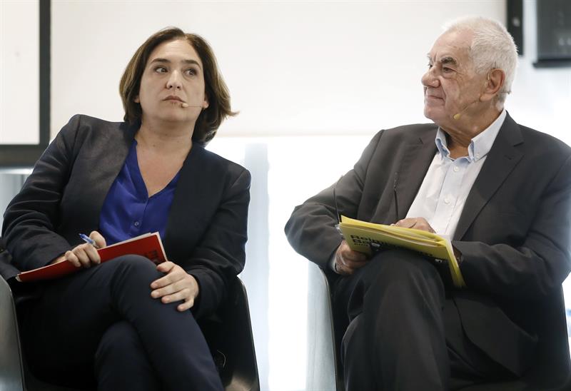 La candidata a la reelección por Barcelona en Comú, Ada Colau (i) y el candidato por ERC, Ernest Maragall, en un debate electoral organizado por la PAH. EFE/ Andreu Dalmau