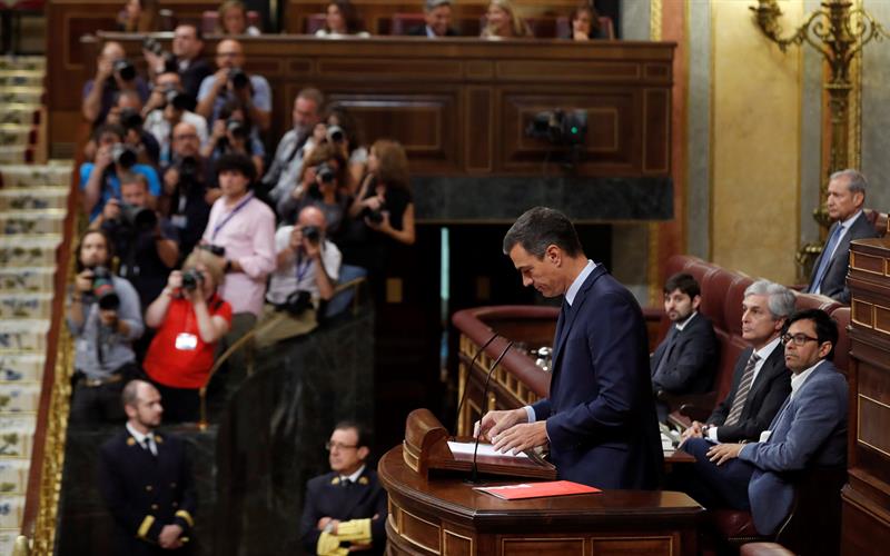 El candidato socialista, Pedro Sánchez, durante la segunda y definitiva votación de investidura en el pleno del Congreso de los Diputados. EFE/Emilio Naranjo