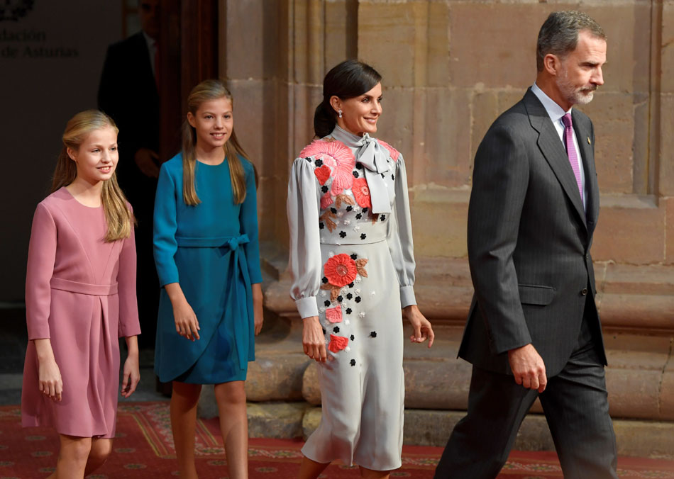 Los reyes Felipe VI y Letizia, con la princesa Leonor y la infanta Sofía, en los actos previos de la entrega de los Premios Princesa de Asturias, en Ovieo. REUTERS