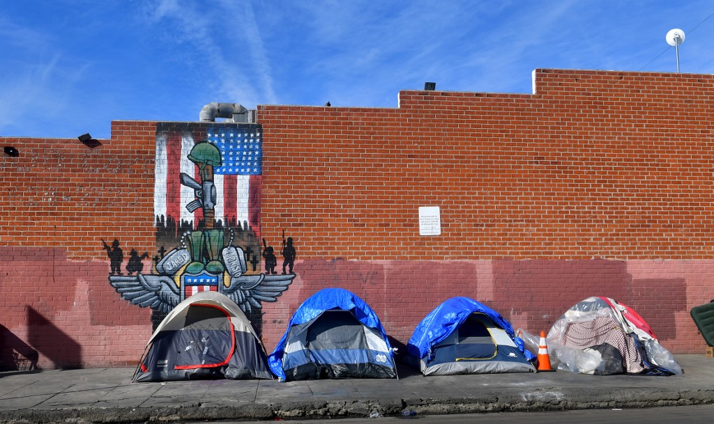 Tiendas para sintecho alineadas en una calle de Los Ángeles (California, EEUU). AFP/Frederic J. Bown