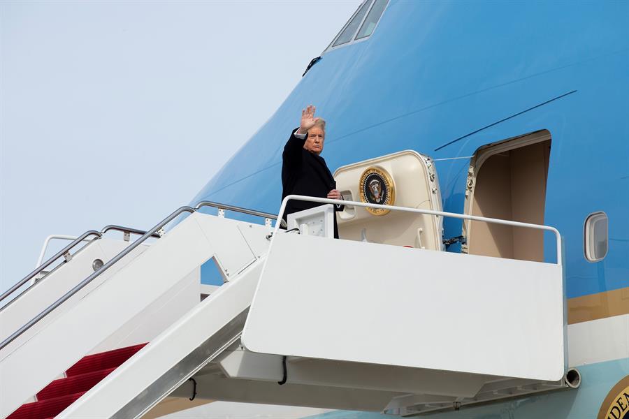 El presidente de EEUU, Donald J. Trump, a punto de subir al avión presidencial Air Force One. EFE/EPA/Stefani Reynolds