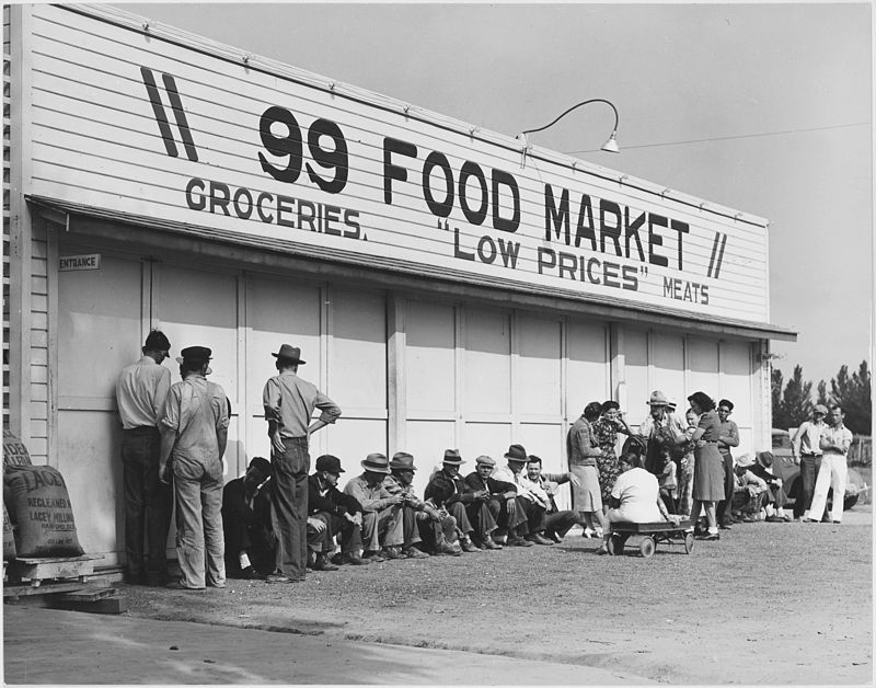 Cola de gente en California esperando para recibir comida de los servicios asistenciales.
