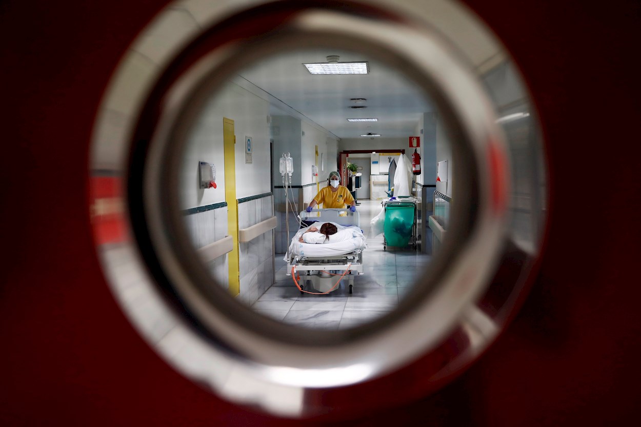 Una sanitaria traslada a un paciente en el Hospital Gregorio Marañón de Madrid. EFE
