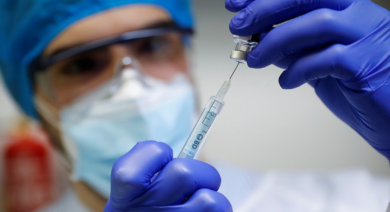 Un sanitario prepara una vacuna contra el coronavirus, en Madrid. REUTERS