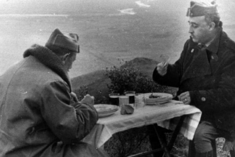 Imagen de archivo de Franco almorzando con el general Dávila durante la Guerra Civil. — EFE