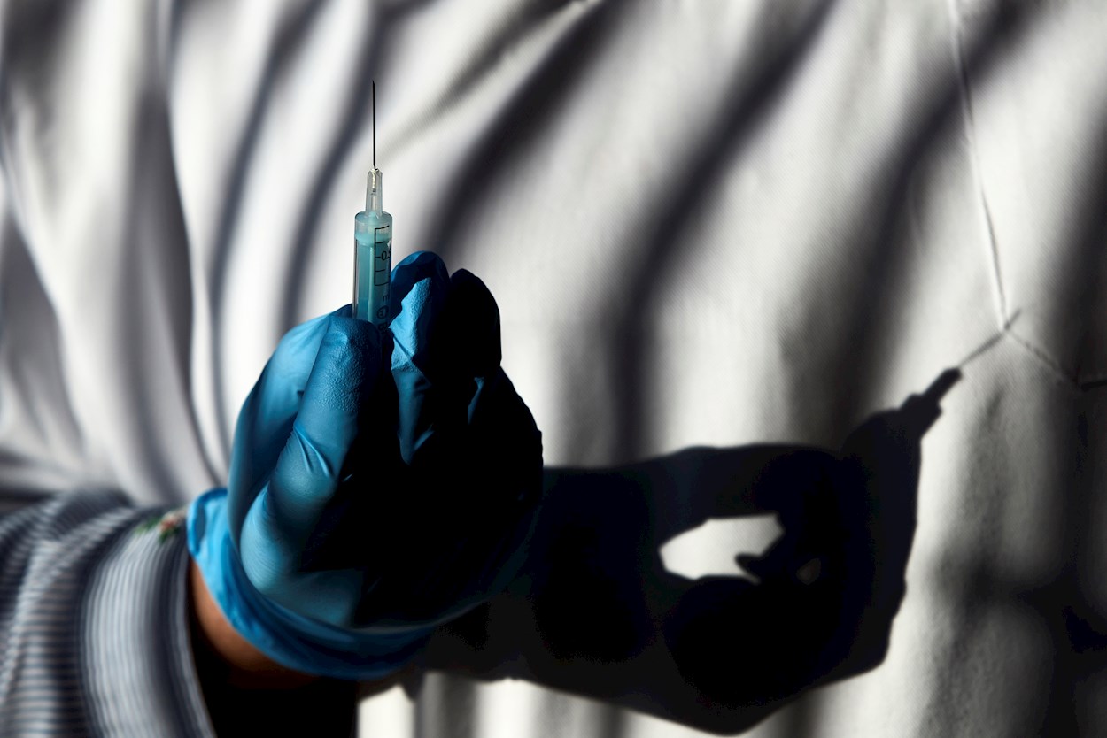 Una profesional sanitaria prepara una vacuna contra la covid en Barcelona. - Alejandro García / EFE