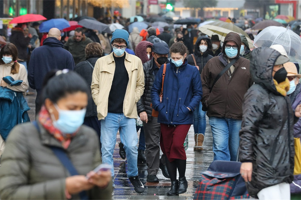 Varias personas con mascarilla a 24 de diciembre de 2021, en Madrid. — Marta Fernández / EUROPA PRESS