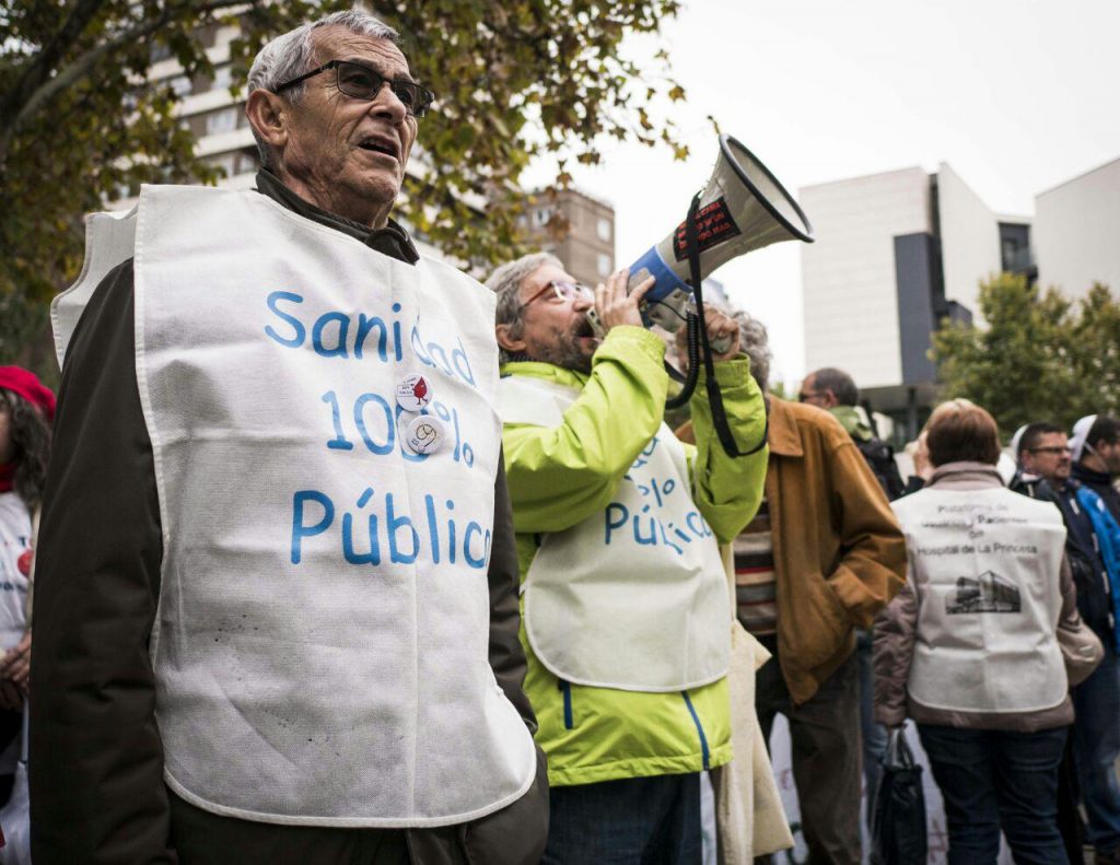 Trabajadores de la sanidad pública en la concentración #StopQuirón 22 de octubre. Foto Fran Villalba / #404 Comunicación Popular