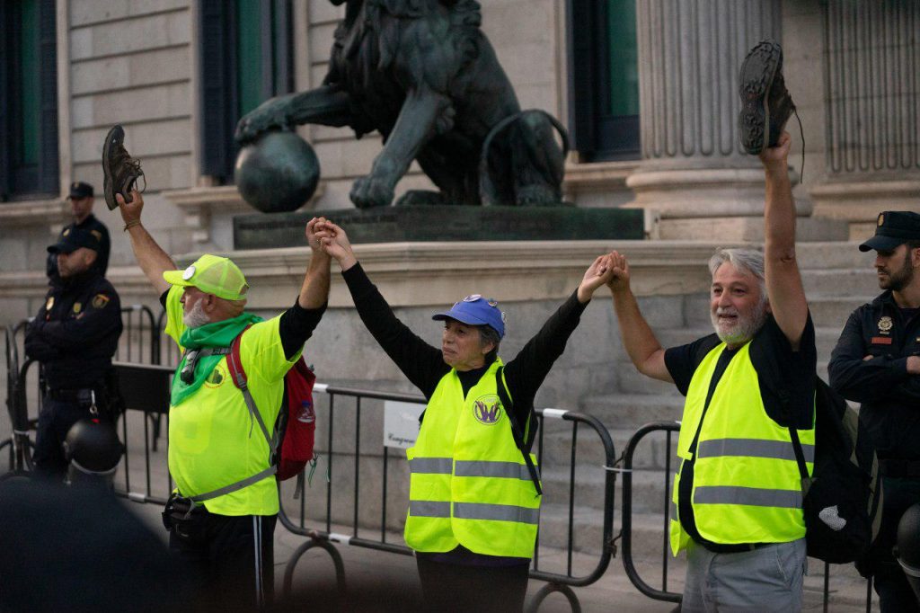 Pensionistas en el Congreso tras las marchas de Bilbao y Rota. Foto Jon Imanol Reino / #404 Comunicación Popular