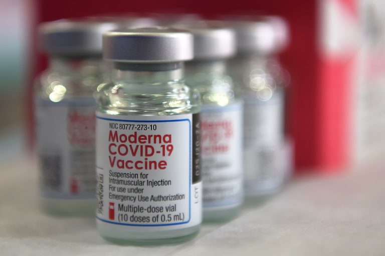 https://blogs.publico.es/alberto-sicilia/files/2021/02/Moderna_COVID-19_vaccine-768x512.jpg