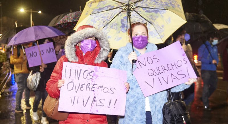 Dos mujeres participan enla manifestación del 25N contra la violencia machista, en Santander. EUROPA PRESS/Juan Manuel Serrano Arce