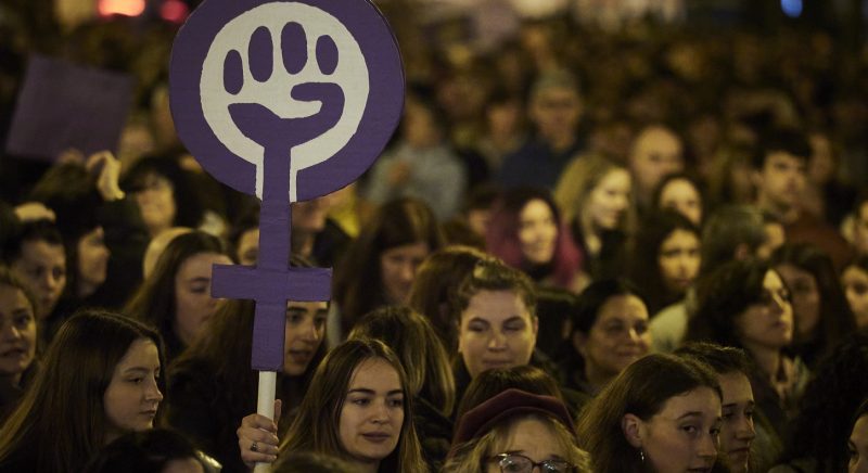 Cientos de mujeres durante la manifestación por el 8M, en Pamplona. EUROPA PRESS/Eduardo Sanz
