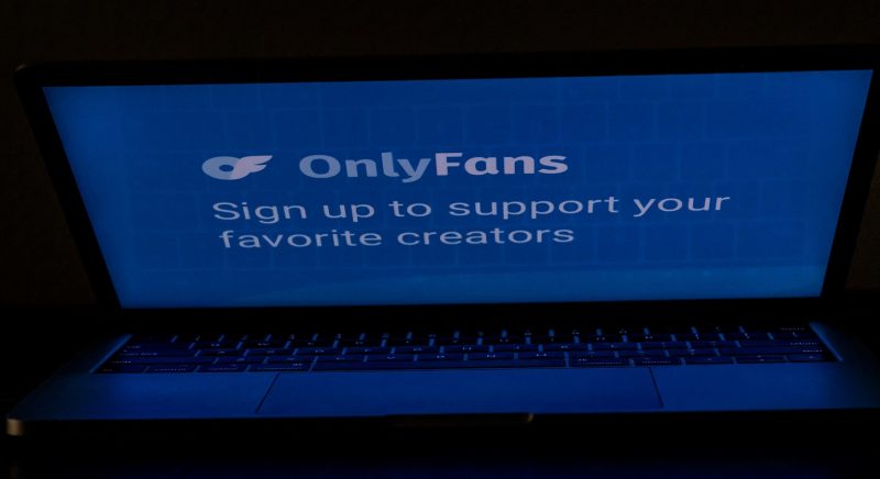El logo de OnlyFans en la pantalla de un ordenador portátil. REUTERS/Carlos Barria/Illustration