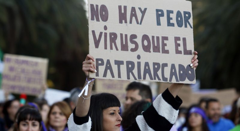 Una mujer sostiene una pancarta en la que se lee 'No hay peor virus que el patriarcado' durante la marcha por el Día Internacional de la Mujer en Málaga, en 2020. EUROPA PRESS/Álex Zea