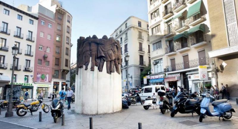 Vista del monumento en memoria de los abogados de Atocha, asesinados por un comando ultraderechista en 1977, situado en la madrileña plaza de Antón Martín. EFE