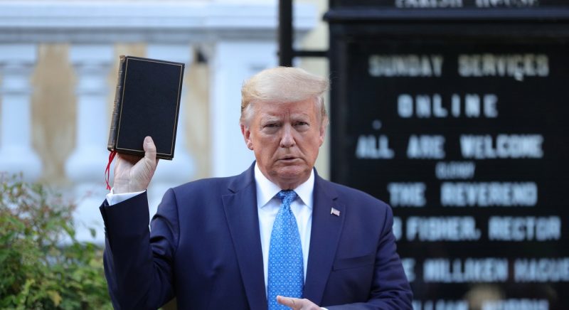 El presidente de EEUU, Donald Trump, sostiene una Biblia durante visita a la Iglesia Episcopal de San Juan, en Washington. REUTERS / Tom Brenner