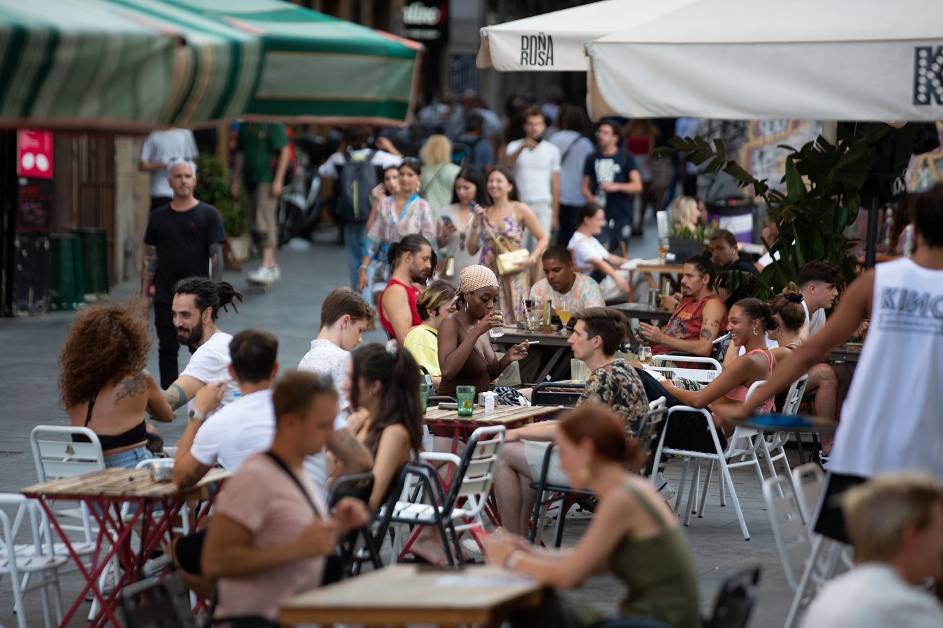 Varias personas sentadas en bares de la plaza dels Àngels del Raval, en Barcelona. E.P./David Zorrakino 