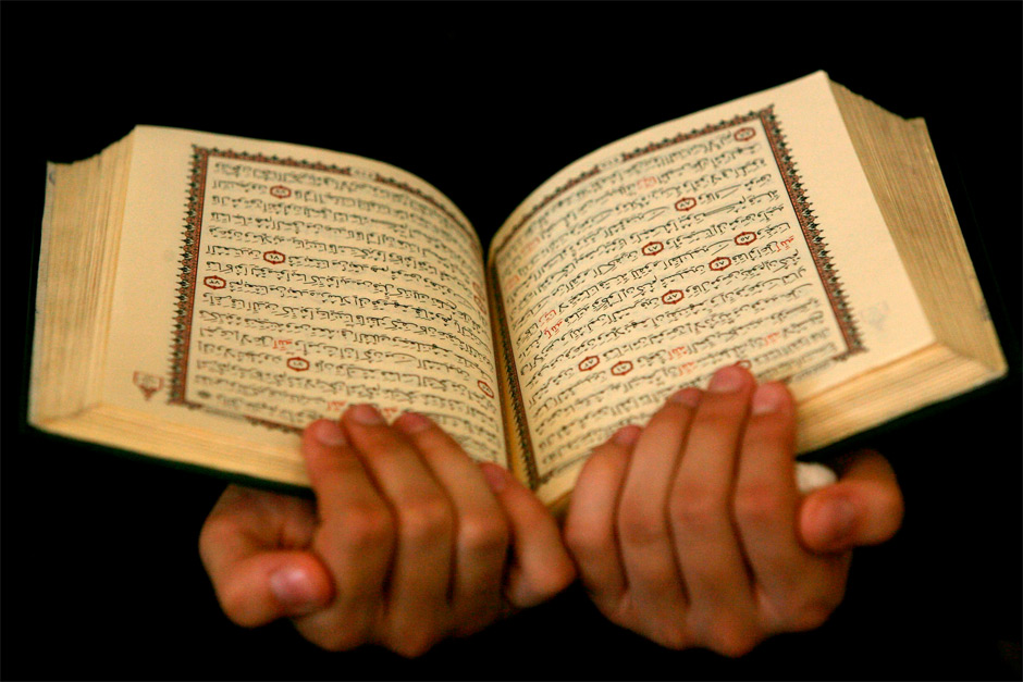 Быть мусульманином книга. Священные книги Ислама. Книга "Коран". Коран книга Священные книги.