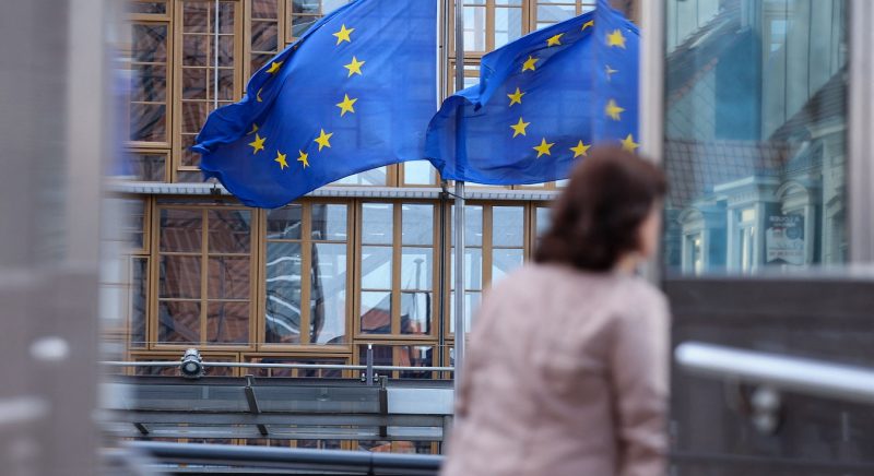 Banderas de la UE en el exterior de la sede de la Comisión Europea, en Bruselas. AFP/KENZO TRIBOUILLARD