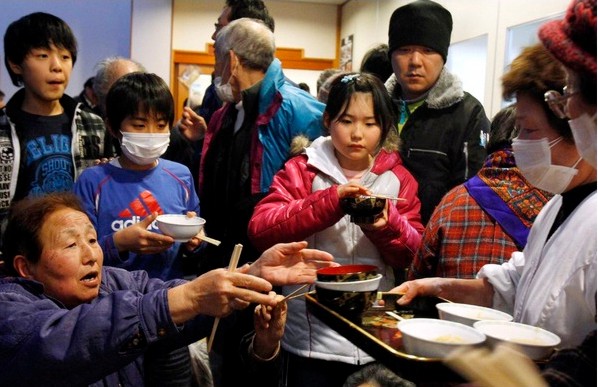 Evacuados del entorno de Fukushima en un refugio de Namie.