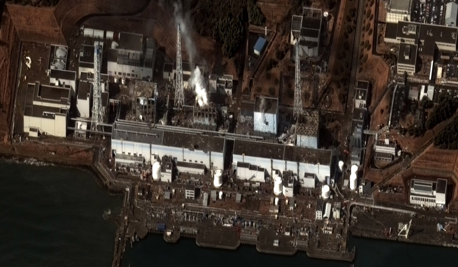 Imagen satelitaria de Fukushima I, tomada el 16/03/2011. Foto: Digitalglobe Imagery. (Clic para ampliar)