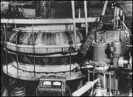 El primer TOKAMAK, llamado T-1, en el Instituto Kurchatov de Moscú donde fue inventado en 1968. Foto: ITER.
