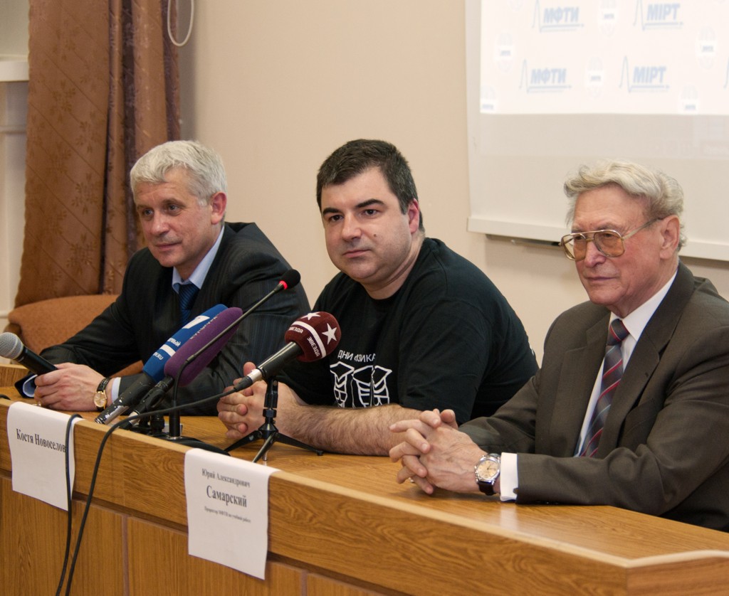 Konstantin Novoselov (centro) con Mikhail Trudin (izda) y Yuri Samarskiy (dcha). (Clic para ampliar)