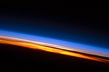 Imagen de la ISS con las capas atmosféricas
