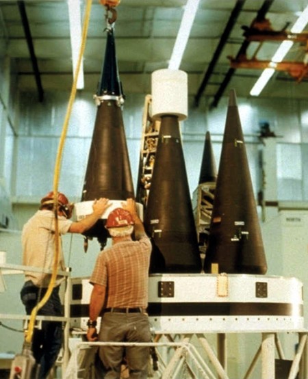 Instalación de ojivas MIRV mod. MK21 con cabeza termonuclear W87 en un ICBM Peacekeeper, USA, 1983.