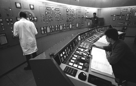 Sala de control de la central nuclear experimental de Lucens, Suiza.