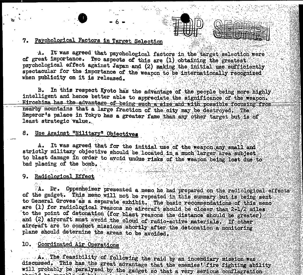 Fragmento de las notas de la 2ª reunión del Comité de Blancos (pág. 6), especificando que se desea el máximo impacto psicológico, que no se deben atacar pequeños blancos militares a menos que se encuentren en "un área más extensa" donde los efectos de la bomba se evidencien, y que los bombarderos deben hallarse al menos a 2,5 millas náuticas de la explosión para reducir los efectos de la radiactividad.