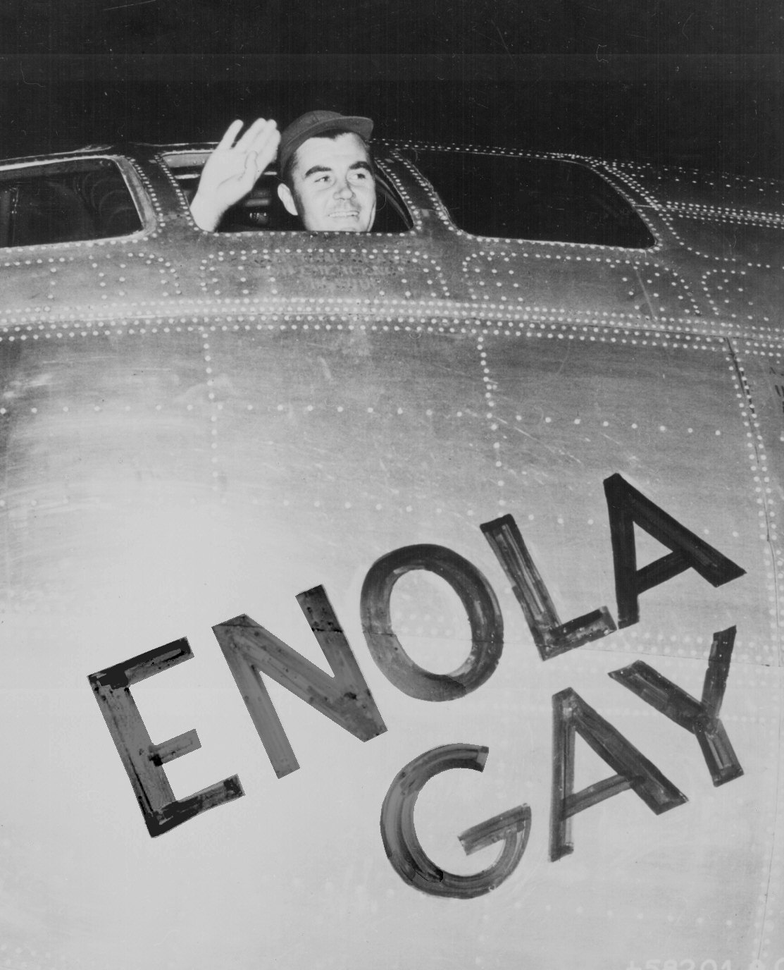 El coronel Paul W. Tibbets saluda desde su bombardero B-29 "Enola Gay" poco antes de despegar de Tinian-Norte con la bomba atómica "Little Boy" hacia Hiroshima.