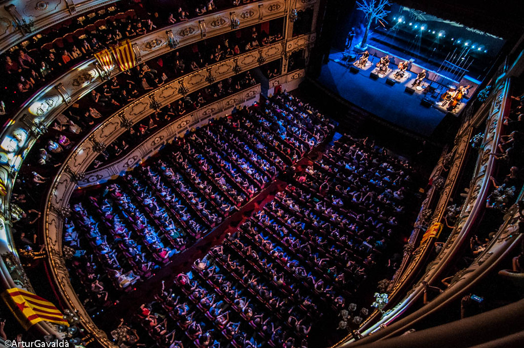 Obrint Pas en el Teatre Principal de València. FOTO: Artur Gavaldà