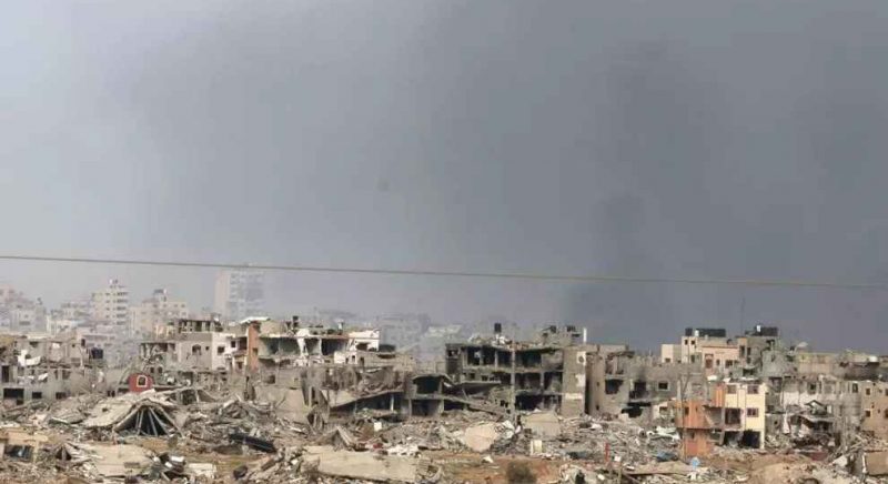 Vista de diversos edificis destruïts al barri de Shujayya, a la Franja de Gaza, vist des del sud d'Israel. - Albir Sultan / EFE