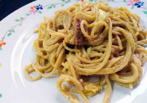 Espaguetis con la salsa carbonara original: la auténtica receta con huevo del Lacio – Pato confinado