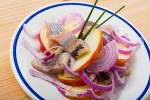Receta de ensalada noruega: arenque con manzanas, cebolla y pepinillos