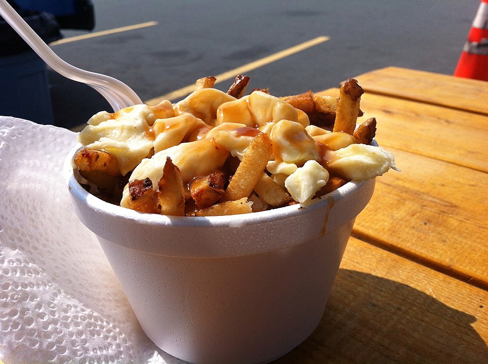 Receta de poutine: las patatas callejeras más celebradas de Canadá – Pato  confinado