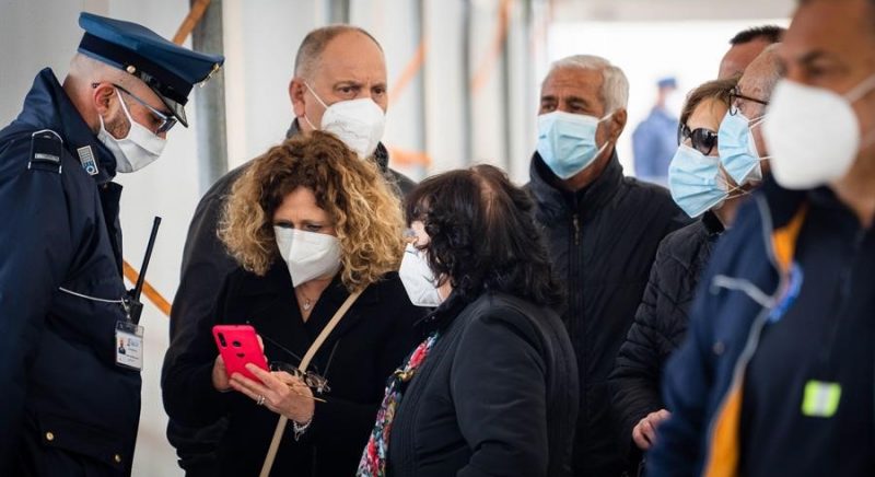 Grup de persones esperen per ser vacunades contra la COVID-19 a Nàpols -- CESARE ABBATE / EFE / EPA