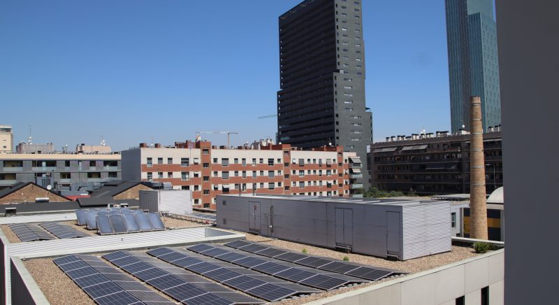 Plaques fotovoltaiques instal·lades a la coberta de l'Institut Quatre Cantons, al Poblenou. — Blanca Blay / ACN