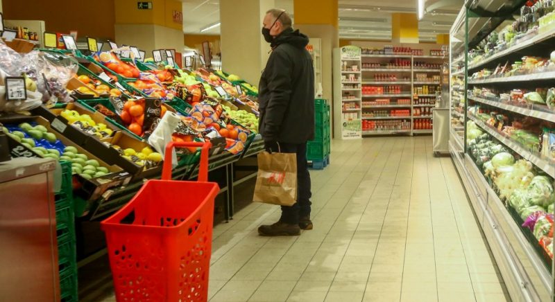 Un home en un supermercat. — Ricardo Rubio / EUROPA PRESS
