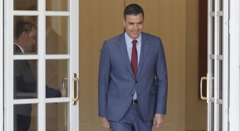 El president del Govern espanyol, Pedro Sánchez, surt a rebre el primer ministre de Letònia, Arturs Krisjanis Karins, a l'arribar al Palau de la Moncloa, aquest dilluns, a Madrid. EFE/ Emilio Taronger
