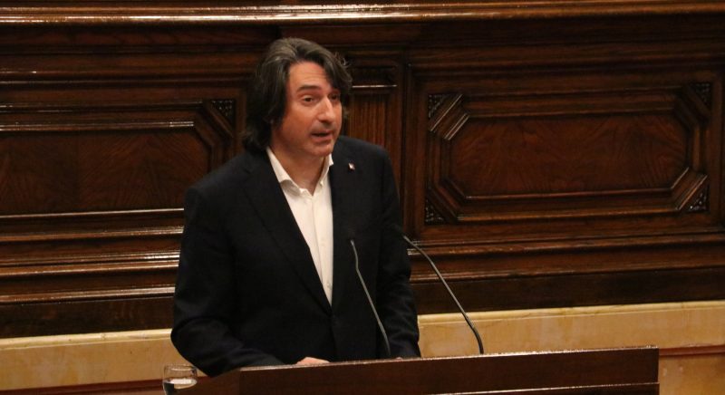 El diputat de JxCat, Francesc de Dalmases, durant el Ple d'aprovació del dictamen de Juvillà / Omar Barón