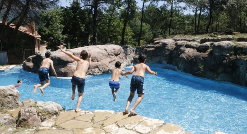 Nens tirant-se a la piscina d'una casa de colònies. — Gemma Alemán / ACN